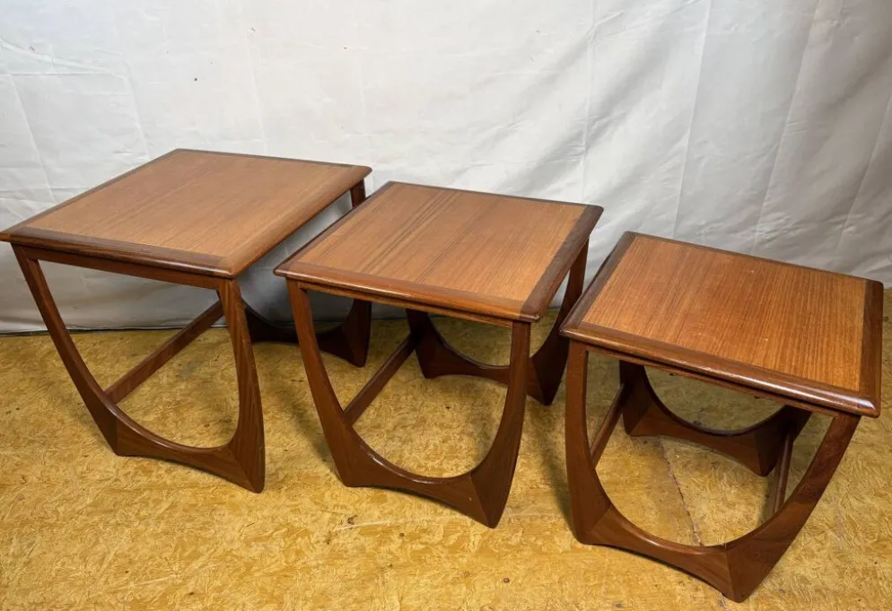 Ensemble de tables gigognes en teck rétro vintage des années 60 par G Plan, design danois.