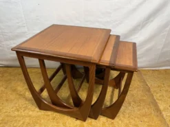 Ensemble de tables gigognes en teck rétro vintage des années 60 par G Plan, design danois.