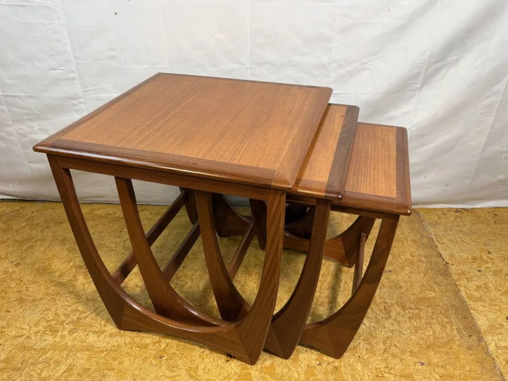 Ensemble de tables gigognes en teck rétro vintage des années 60 par G Plan, design danois.