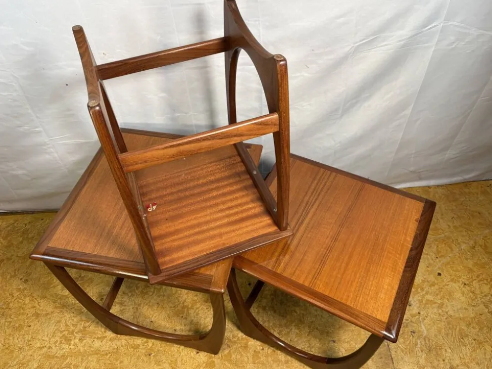Ensemble de tables gigognes en teck rétro vintage des années 60 par G Plan, design danois.