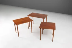Ensemble de 3 tables gigognes en teck scandinave, Danemark années 1960.