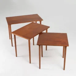 Ensemble de 3 tables gigognes en teck scandinave, Danemark années 1960.