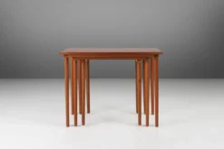 Ensemble de 3 tables gigognes en teck scandinave, Danemark années 1960.