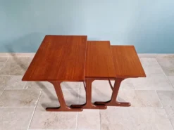 Ensemble de 3 tables gigognes en teck G-plan, années 1960