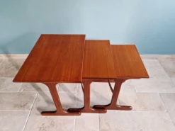 Ensemble de 3 tables gigognes en teck G-plan, années 1960