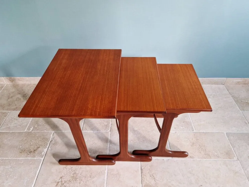 Ensemble de 3 tables gigognes en teck G-plan, années 1960