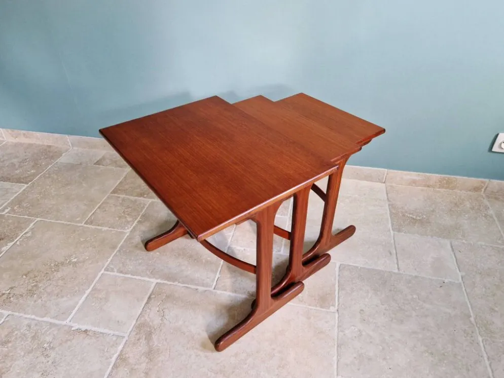 Ensemble de 3 tables gigognes en teck G-plan, années 1960