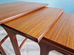 Ensemble de 3 tables gigognes en teck G-plan, années 1960