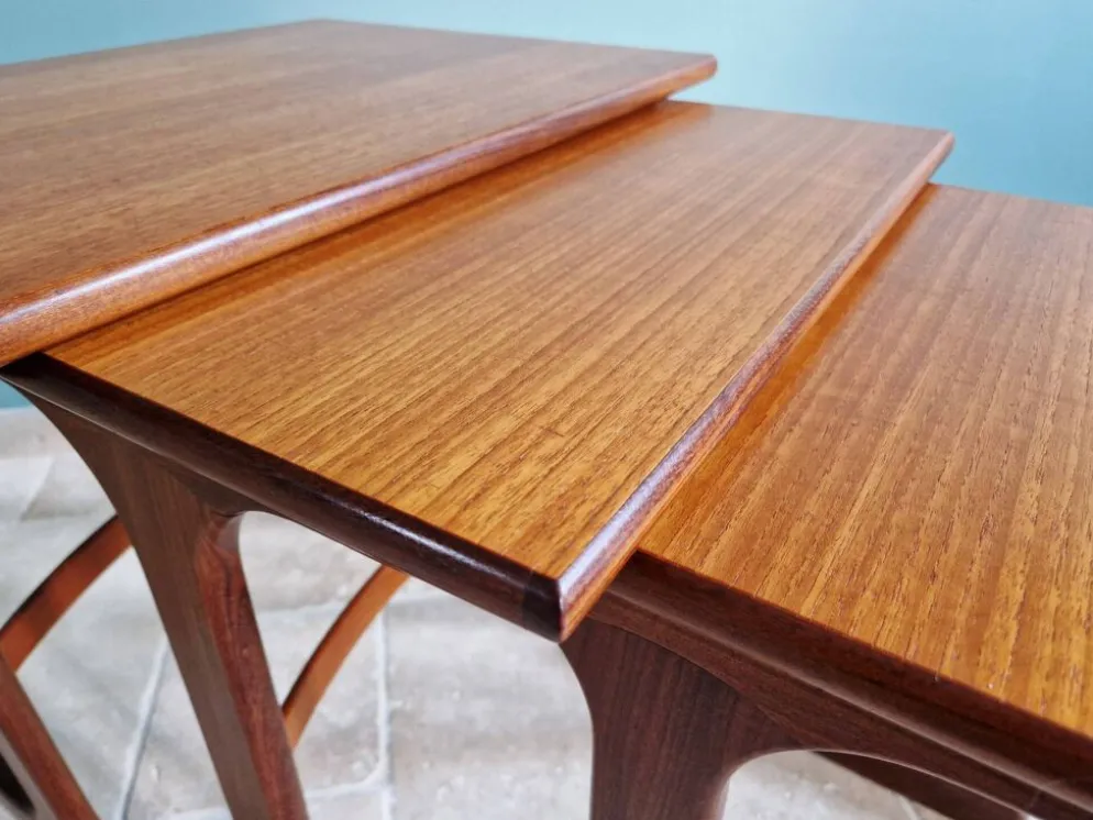 Ensemble de 3 tables gigognes en teck G-plan, années 1960
