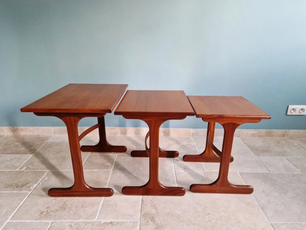 Ensemble de 3 tables gigognes en teck G-plan, années 1960