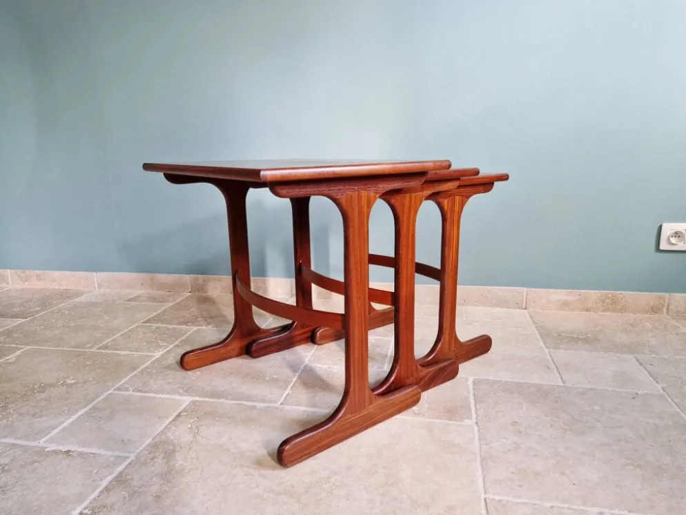 Ensemble de 3 tables gigognes en teck G-plan, années 1960
