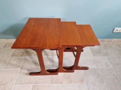 Ensemble de 3 tables gigognes en teck G-plan, années 1960