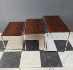 Ensemble de tables gigognes en chrome et bois de rose des années 1970