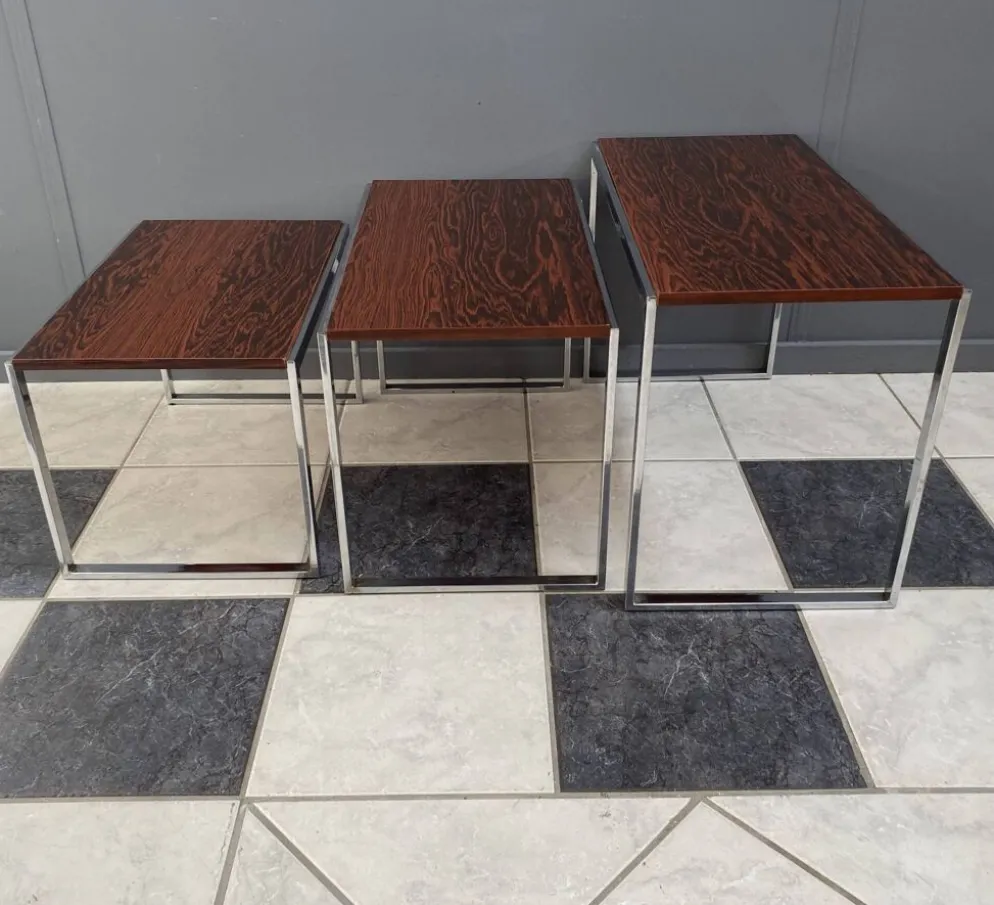 Ensemble de tables gigognes en chrome et bois de rose des années 1970