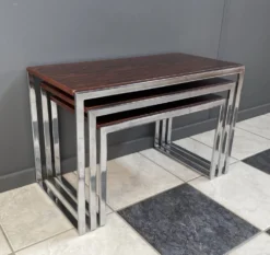 Ensemble de tables gigognes en chrome et bois de rose des années 1970