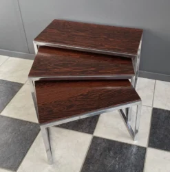 Ensemble de tables gigognes en chrome et bois de rose des années 1970
