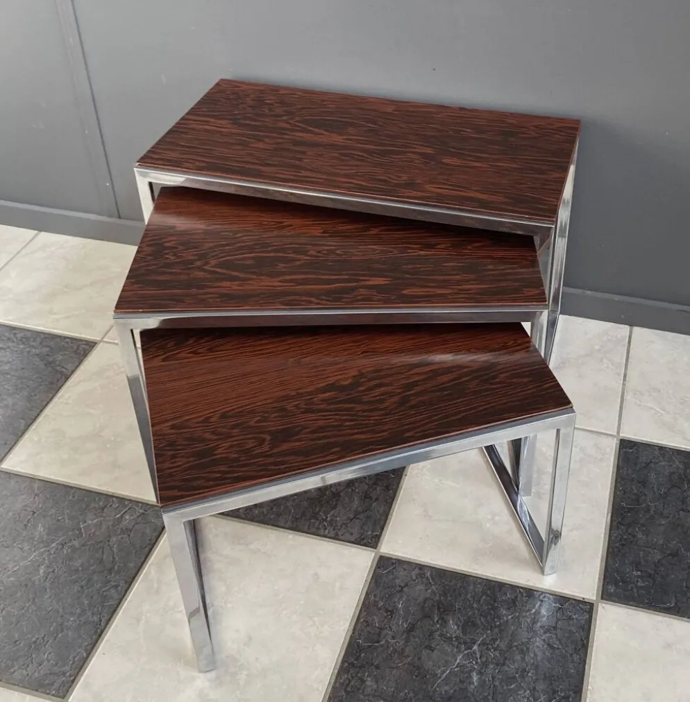 Ensemble de tables gigognes en chrome et bois de rose des années 1970