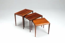 Ensemble de tables gigognes en palissandre par Johannes Andersen, Silkeborg, Danemark, 1960.