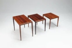 Ensemble de tables gigognes en palissandre par Johannes Andersen, Silkeborg, Danemark, 1960.