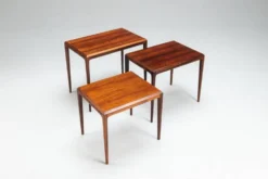 Ensemble de tables gigognes en palissandre par Johannes Andersen, Silkeborg, Danemark, 1960.