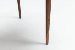 Ensemble de tables gigognes en palissandre par Johannes Andersen, Silkeborg, Danemark, 1960.