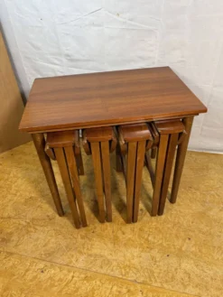 Ensemble de tables gigognes en teck style rétro vintage milieu du siècle par Poul Hundevad 1960 - Modèle iconique
