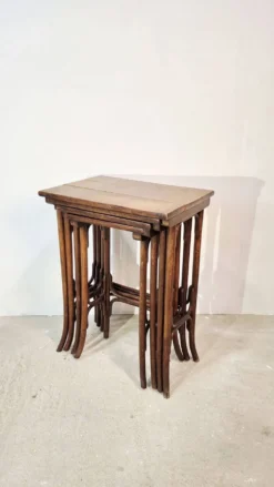 Ensemble de 4 tables gigognes en bois cintré Thonet
