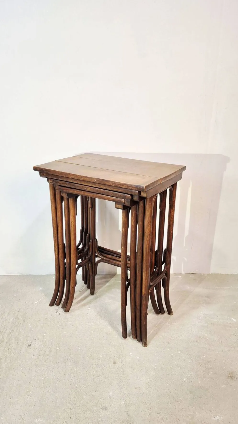 Ensemble de 4 tables gigognes en bois cintré Thonet