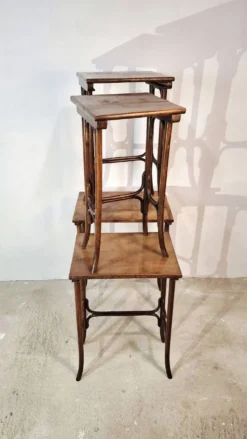 Ensemble de 4 tables gigognes en bois cintré Thonet
