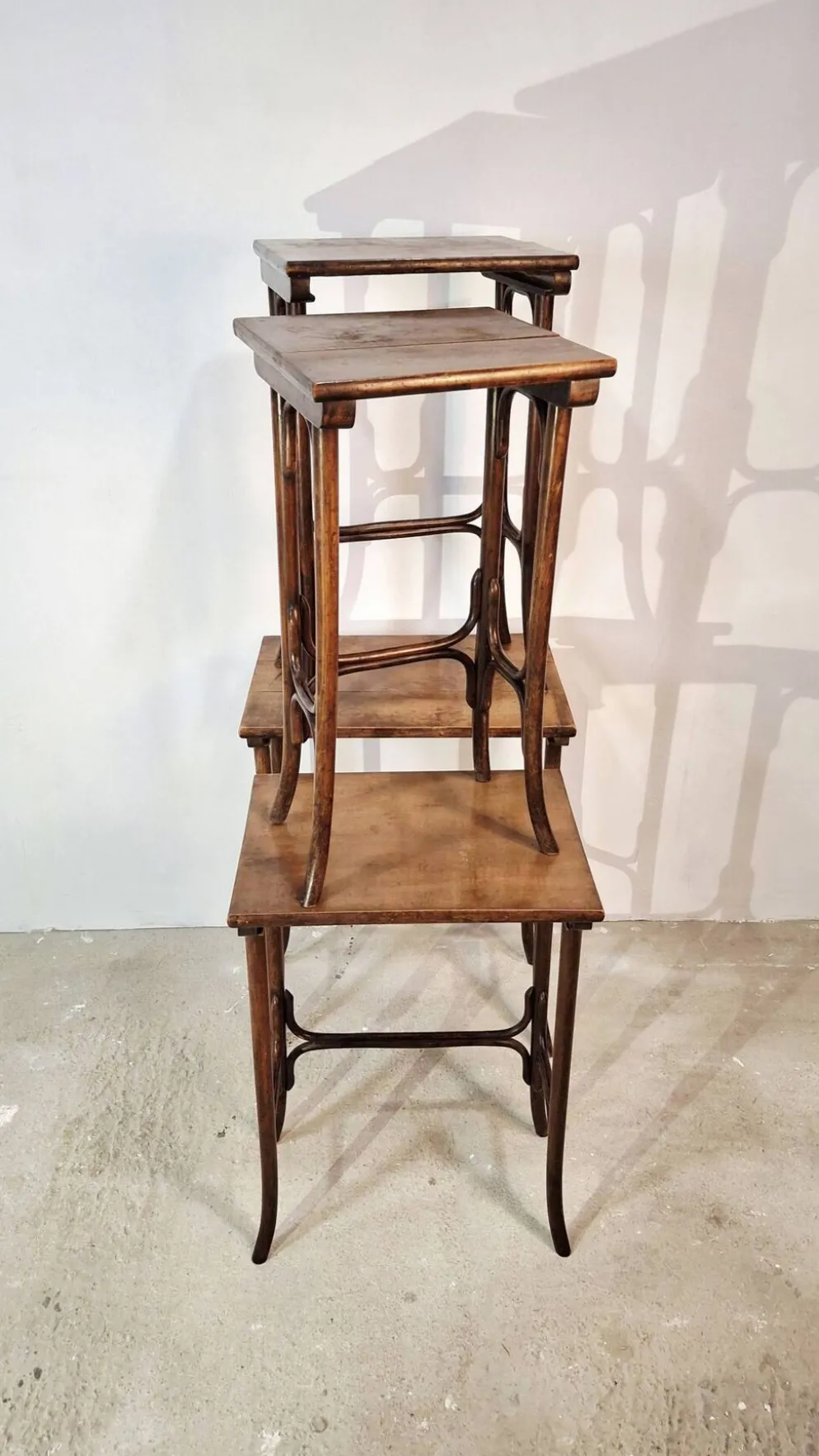 Ensemble de 4 tables gigognes en bois cintré Thonet