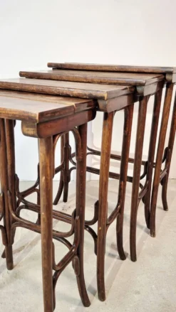 Ensemble de 4 tables gigognes en bois cintré Thonet