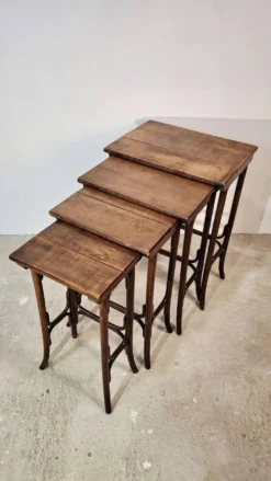 Ensemble de 4 tables gigognes en bois cintré Thonet