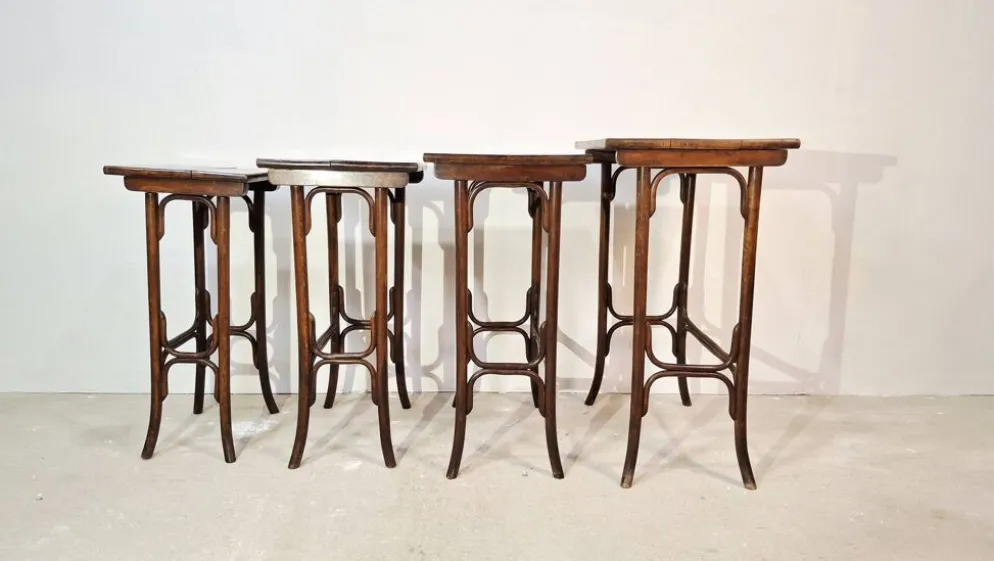 Ensemble de 4 tables gigognes en bois cintré Thonet