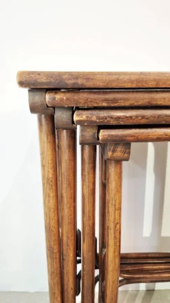 Ensemble de 4 tables gigognes en bois cintré Thonet