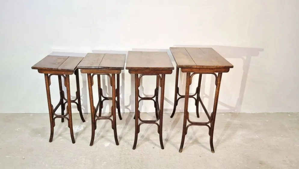 Ensemble de 4 tables gigognes en bois cintré Thonet