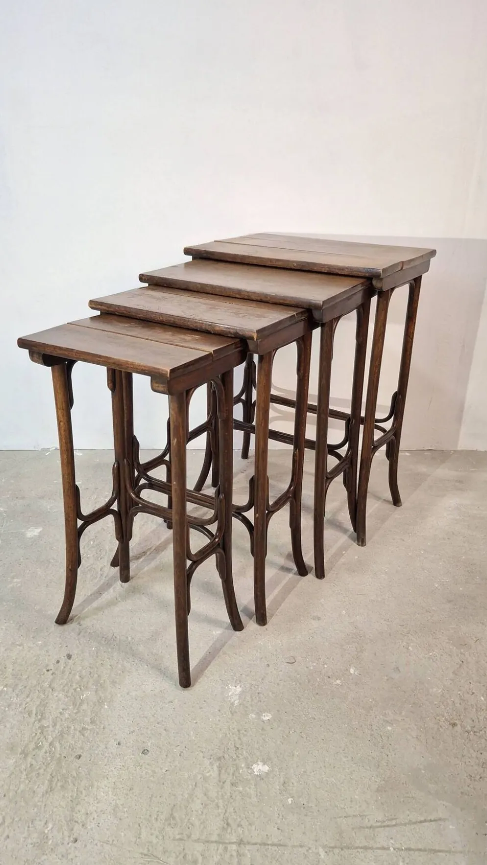 Ensemble de 4 tables gigognes en bois cintré Thonet