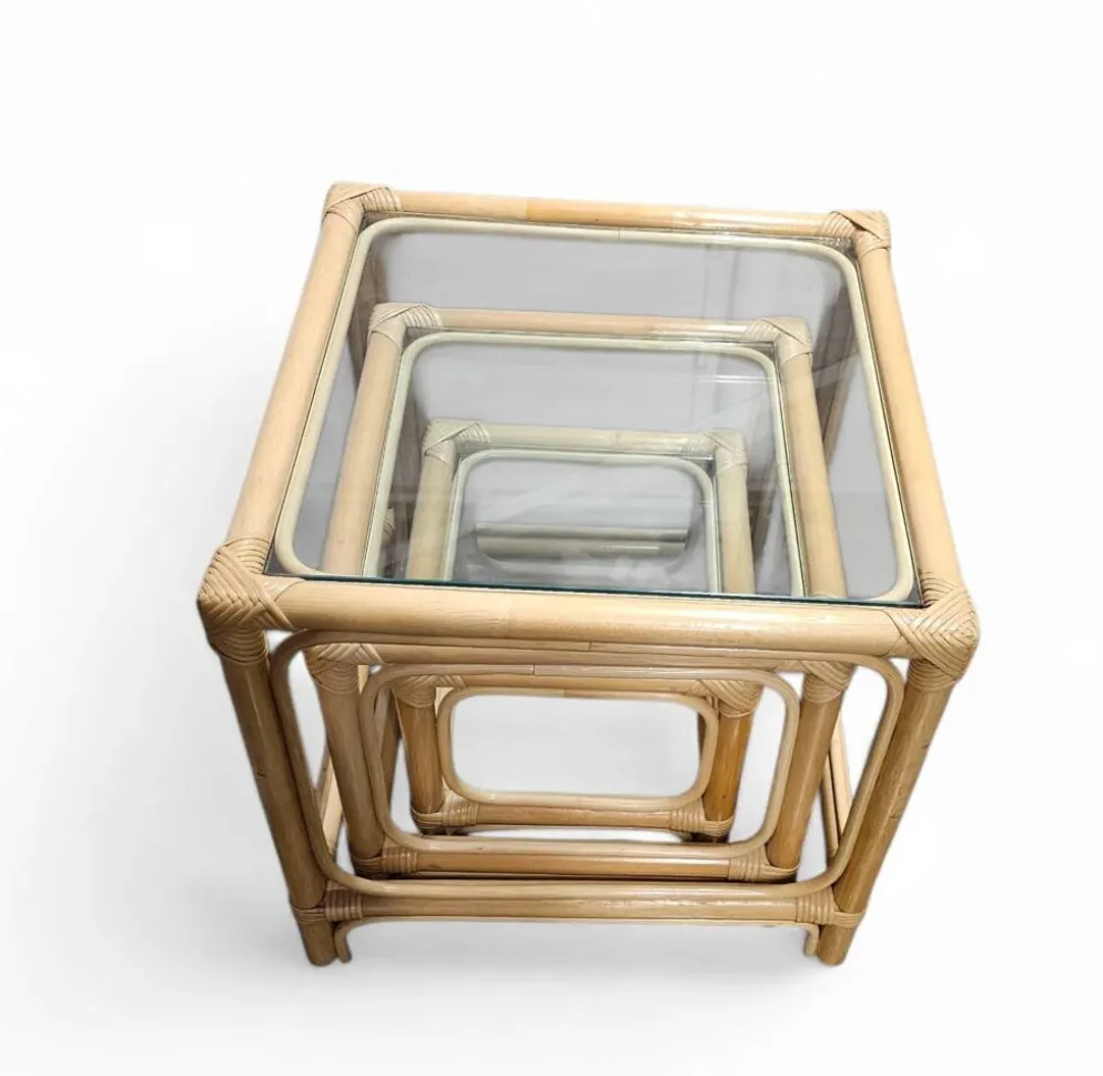 Ensemble de tables gigognes en bambou / plateaux en verre transparent / tables d'appoint / 1970