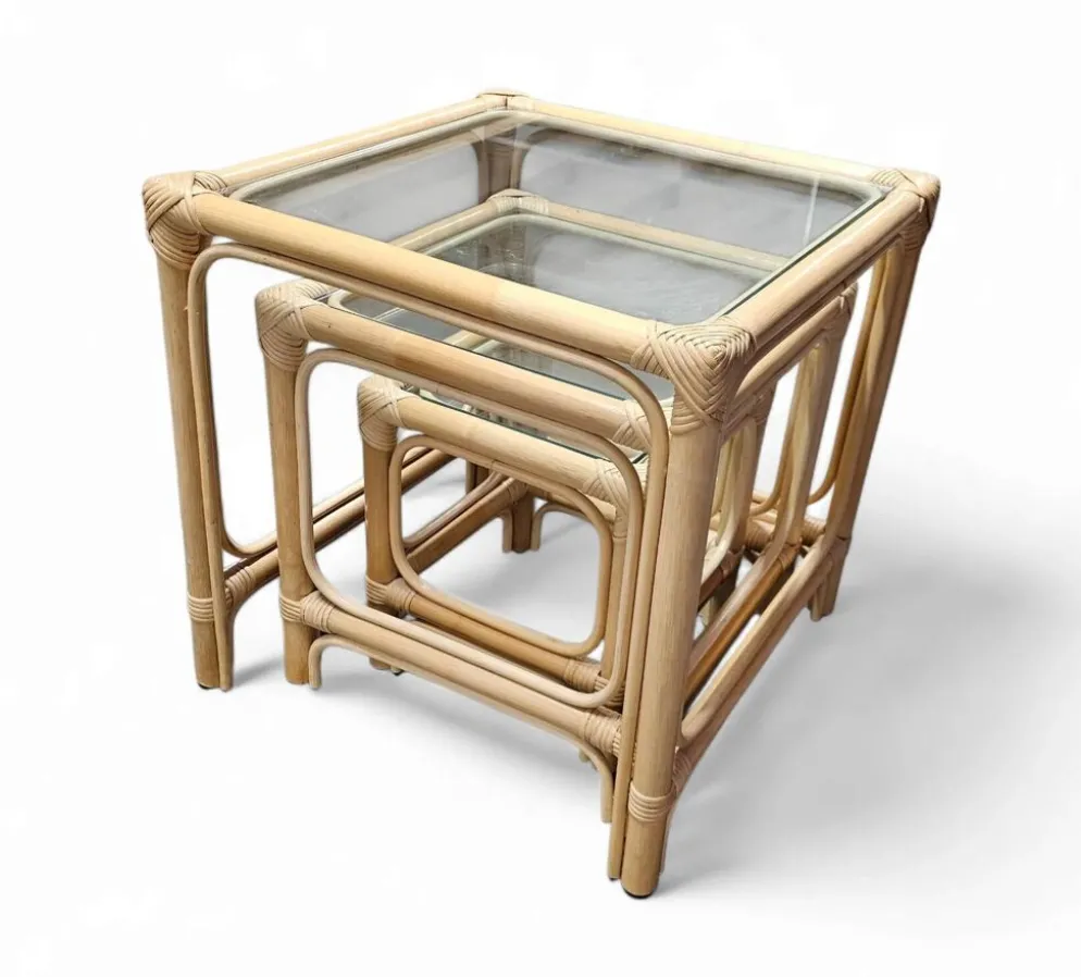 Ensemble de tables gigognes en bambou / plateaux en verre transparent / tables d'appoint / 1970