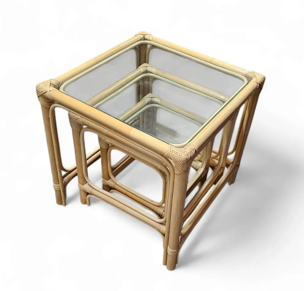 Ensemble de tables gigognes en bambou / plateaux en verre transparent / tables d'appoint / 1970