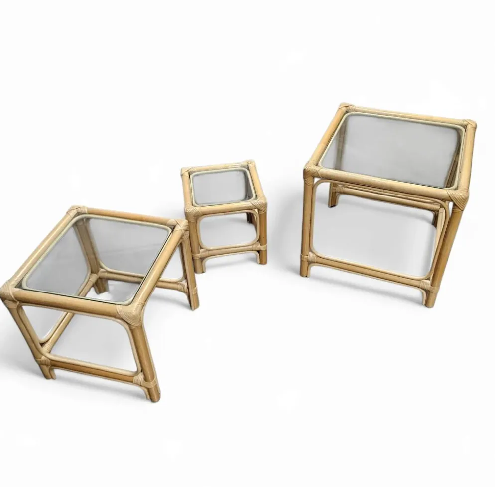 Ensemble de tables gigognes en bambou / plateaux en verre transparent / tables d'appoint / 1970