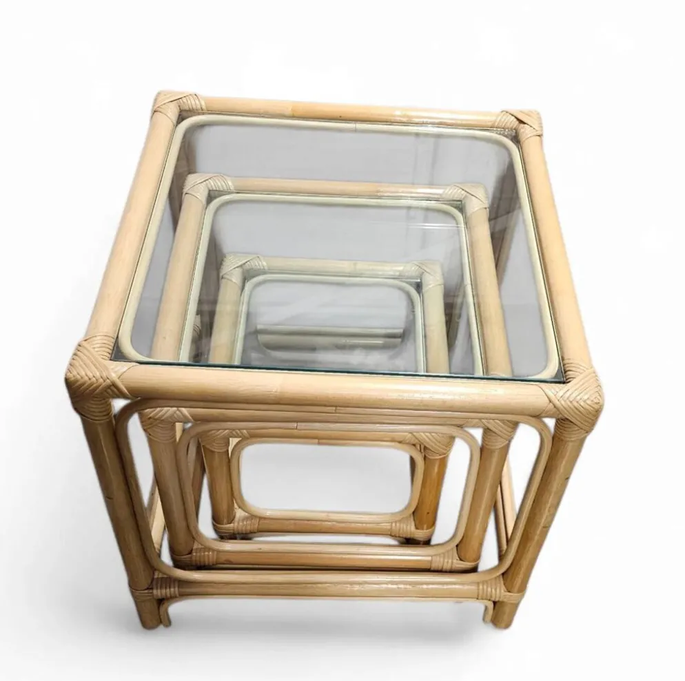 Ensemble de tables gigognes en bambou / plateaux en verre transparent / tables d'appoint / 1970