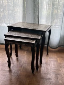 Ensemble de 3 tables gigognes en bois et nacre, style damascène