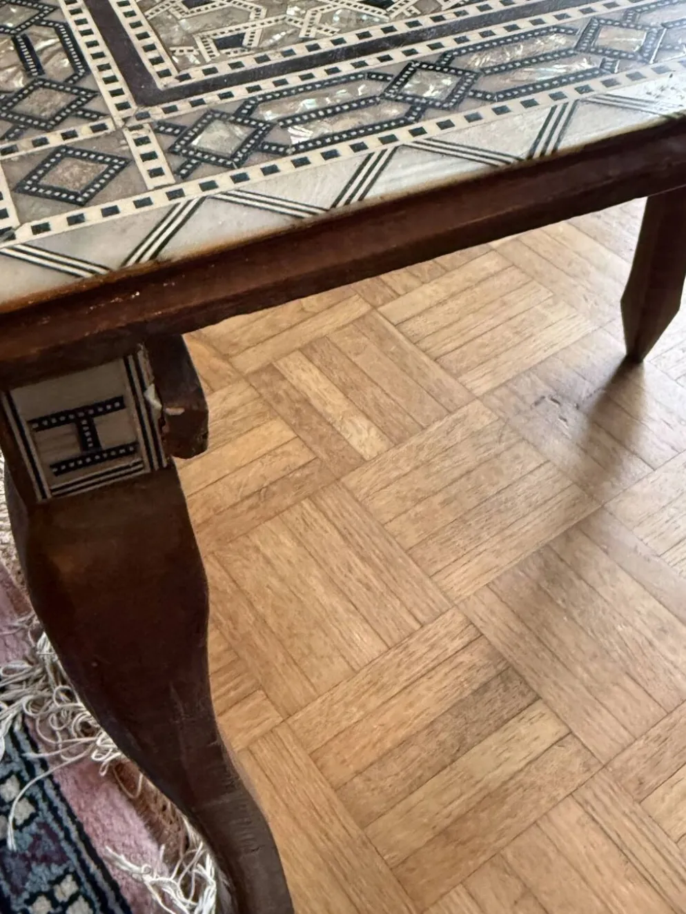 Ensemble de 3 tables gigognes en bois et nacre, style damascène