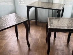 Ensemble de 3 tables gigognes en bois et nacre, style damascène