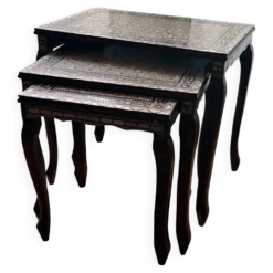 Ensemble de 3 tables gigognes en bois et nacre, style damascène