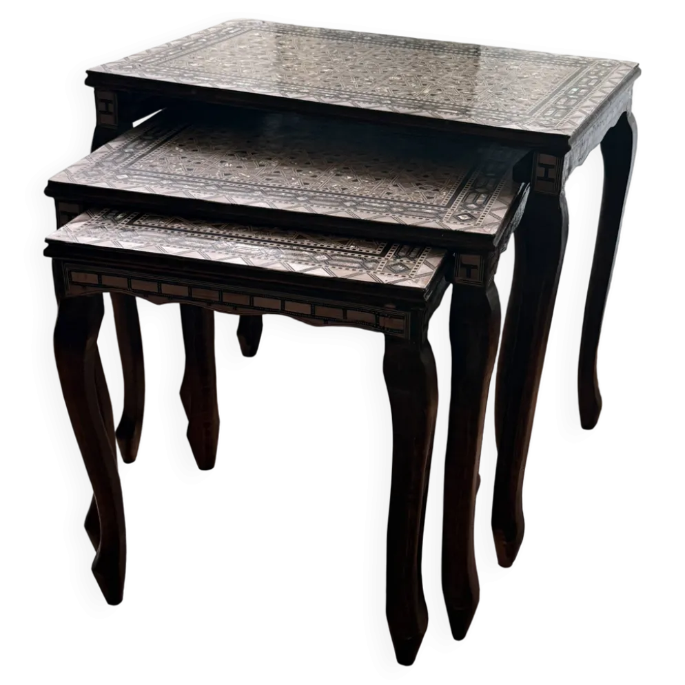 Ensemble de 3 tables gigognes en bois et nacre, style damascène