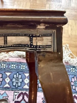 Ensemble de 3 tables gigognes en bois et nacre, style damascène