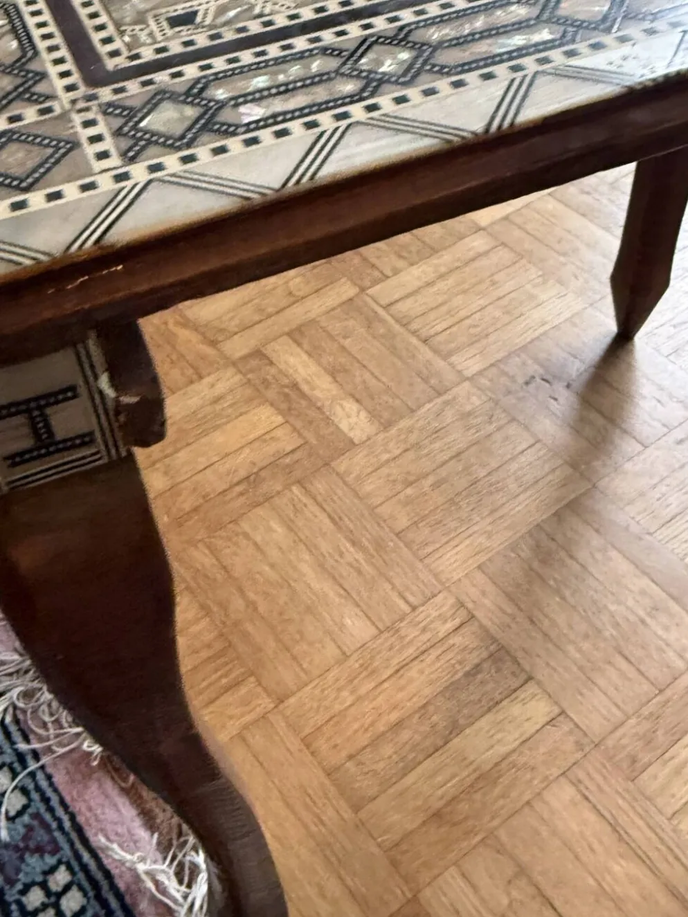 Ensemble de 3 tables gigognes en bois et nacre, style damascène