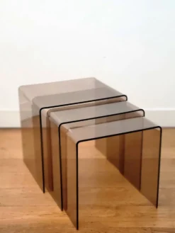 Ensemble de 3 tables gigognes en acrylique fumé vintage, design Space Age des années 1970.