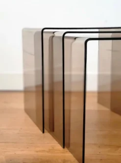 Ensemble de 3 tables gigognes en acrylique fumé vintage, design Space Age des années 1970.